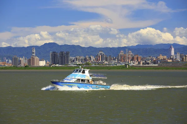 Mavi tekne New Taipei şehrinde tamsui nehrinde. 