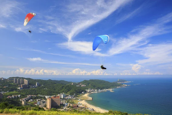 güzel manzara mavi deniz ile yeşil dağ yeni Taipei, Tayvan