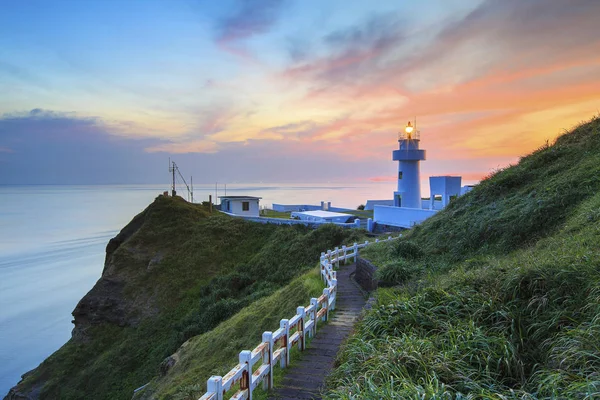 Tarihi Qilaibi deniz feneri günbatımı Hualien City, Tayvan.