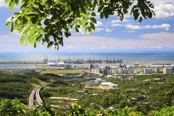 Tayvan kuzeydoğu kesiminde Keelung şehirdeki binaların görünümü.