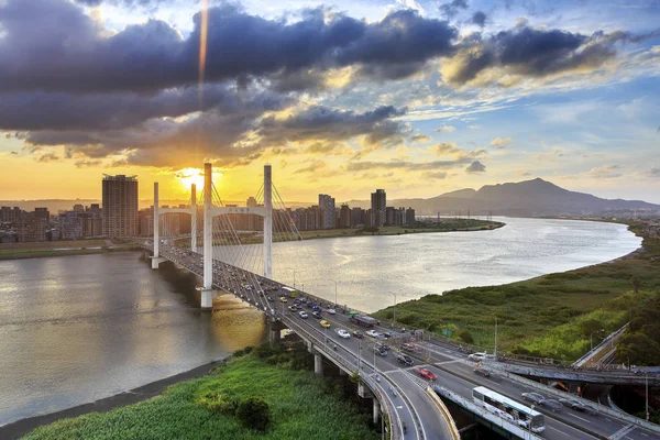 Mooie Chongyang Brug Rivier Danshui Zonsondergang Tijd Taiwan — Stockfoto