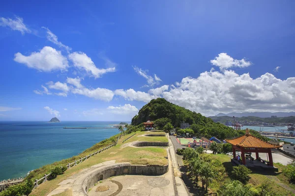 güzel manzara mavi deniz ile yeşil dağ yeni Taipei, Tayvan