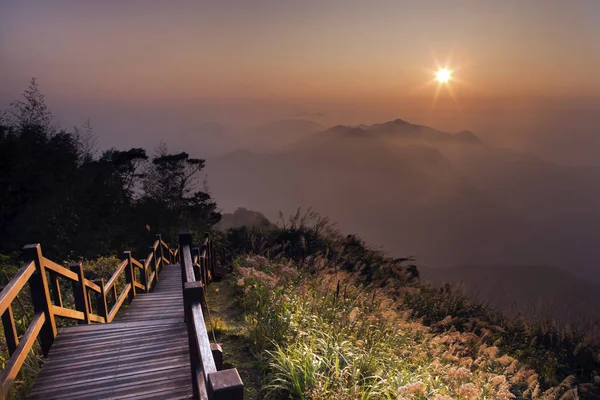 güzel manzara günbatımı zamanında yeşil dağ yeni Taipei, Tayvan