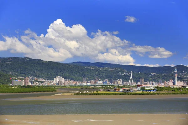 Tayvan kuzeydoğu kesiminde Keelung şehirdeki binaların görünümü.