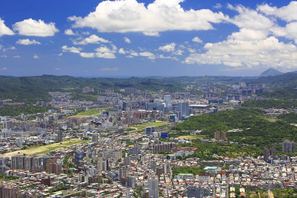 Tayvan kuzeydoğu kesiminde Keelung şehirdeki binaların görünümü.