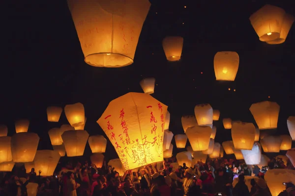 Siyah Gece Gökyüzünde Güzel Fener Işıklar Festivali — Stok fotoğraf