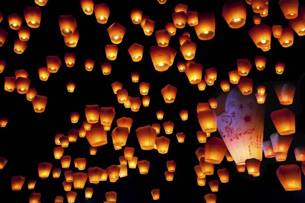 Siyah Gece Gökyüzünde Güzel Fener Işıklar Festivali — Stok fotoğraf