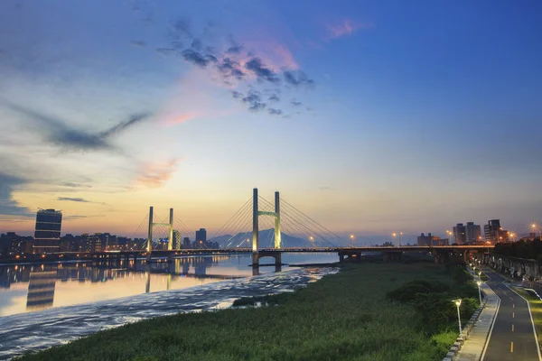 Piękny Most Chongyang Przekraczania Rzeki Danshui Zachód Słońca Tajwan — Zdjęcie stockowe