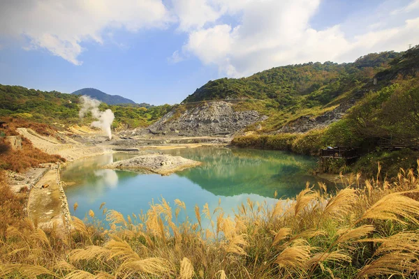 güzel manzara ile yeni Taipei, Tayvan yeşil dağ gölü
