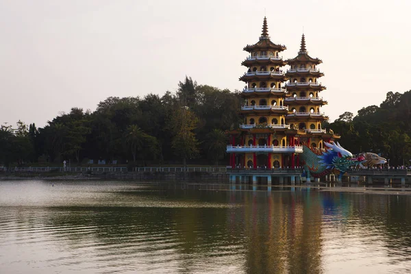 Hermosas Pagodas Dragón Tigre Cerca Del Lago Nuevo Taipei Taiwán — Foto de Stock