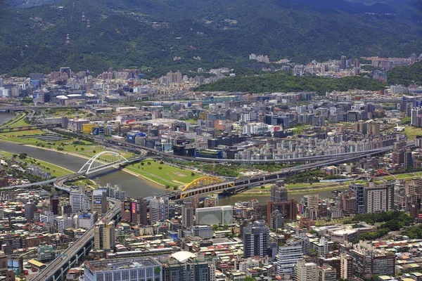 Tayvan kuzeydoğu kesiminde Keelung şehirdeki binaların görünümü.
