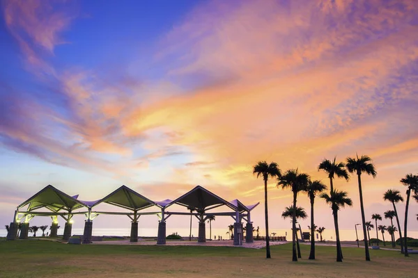 günbatımı Tayvan Hualien şehrin Kuzey sonunda kumsalda güzel qixingtan