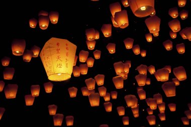 siyah gece gökyüzünde güzel fener ışıklar Festivali