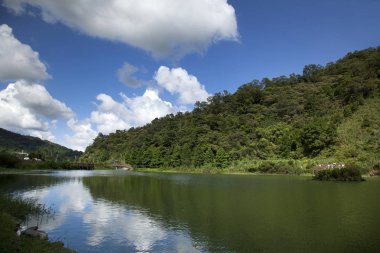 güzel manzara yeşil dağ ve nehir yeni Taipei, Tayvan