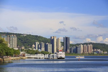 Tayvan kuzeydoğu kesiminde Keelung şehirdeki binaların görünümü.