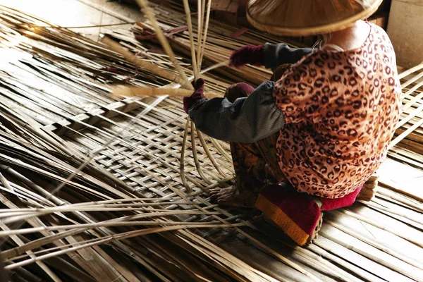 Tanınmayan kişi Close-Up bambu sepet Tayvan dokuma yapmak
