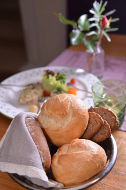 Tablo restoranda taze ekmek yakın çekim fotoğraf