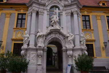 Kilise Krems-arazi bölgesinde, içinde Avusturya Devlet Aşağı Avusturya Tuna Nehri üzerinde Durnstein kasabanın. 