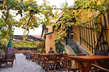 Yemek masaları Avusturya ile modern açık kafe