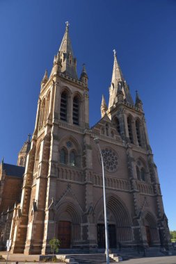 Güneşli bir gün St Peter Katedrali manzaralı manzaraya 