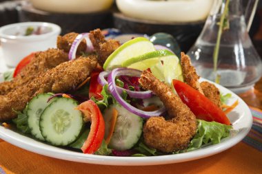 lezzetli kızarmış karides plaka üzerinde yakın çekim fotoğraf 