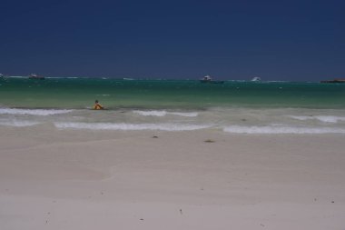 Gündüz, kumlu plaj doğal görünümünü 