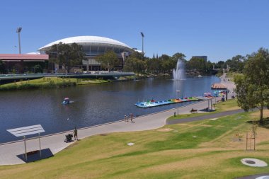 Adelaide Festival Merkezi ve Torrens Nehri