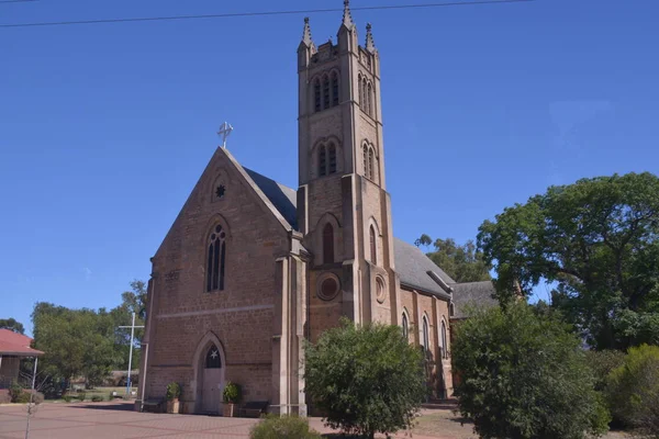 西澳大利亚约克镇的尖塔时刻表上的美丽红砖房照片 — 图库照片