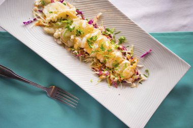 Closeup restoran salata Servis tabağına, mutfak masa arka plan yaptı.