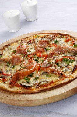 Closeup pizza yapılmış lezzetli Restoran vurdu. Geleneksel İtalyan yemekleri 