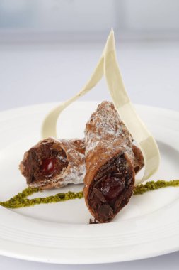 Beyaz tabakta çikolatalı rulo closeup. Lezzetli restoran tatlı 