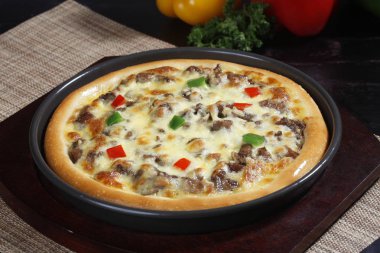 Closeup pizza yapılmış lezzetli Restoran vurdu. Geleneksel İtalyan yemekleri 