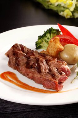 garnitür plaka yakın çekim görünümü ile sulu kızarmış et 