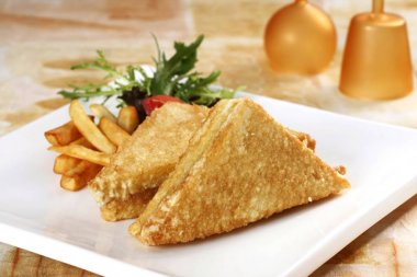 Dilimlenmiş etli sandviç tablo ile beyaz plaka closeup 