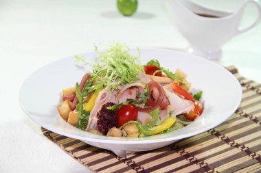 ördek göğsü salatası beyaz plaka üzerinde füme