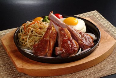 sulu biftek steas makarna ve yumurta n ile yakından görmek plaka 