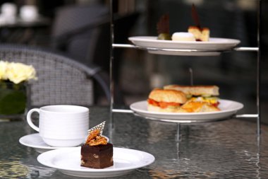Öğleden sonra çay seti kafe ya da Restoran tabloda yerleştirilir hizmet