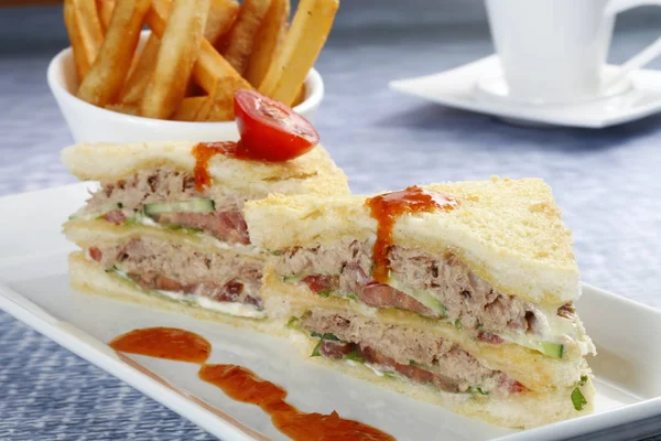 Primo Piano Piatto Bianco Con Sandwich Carne Affettata Sul Tavolo — Foto Stock