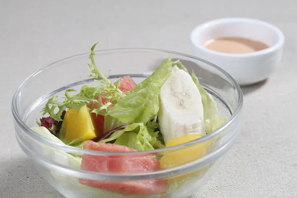Close Van Bord Met Fruit Salade Tafel — Stockfoto
