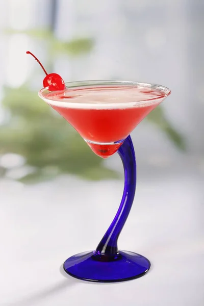 Closeup Glass Alcoholic Cocktail Drink Holiday Party — Stock Photo, Image