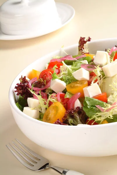 Nahaufnahme Des Restaurants Gemacht Salat Serviert Teller Küchentisch Hintergrund — Stockfoto