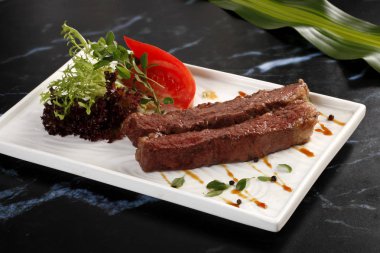 garnitür plaka yakın çekim görünümü ile sulu kızarmış et 