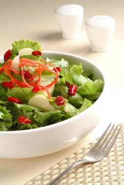 Closeup restoran salata Servis tabağına, mutfak masa arka plan yaptı.