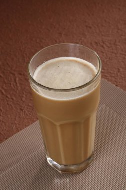 Portre Restoran Tay süt kahverengi tabloda çay