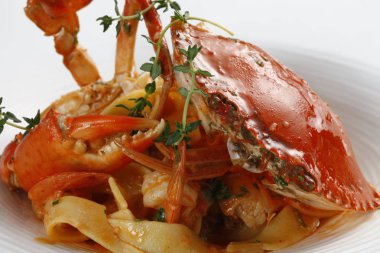 Yengeç makarna kase, yakından görmek 