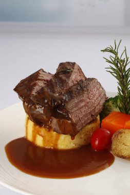 Beyaz tabak yakından görmek sebze sulu biftek biftek  