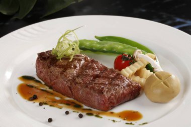 Kızarmış etli sulu sebze tabağı yakından görmek  