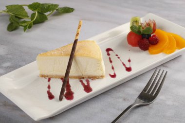 Tatlı tatlı restoran tatlı bir şekilde dekore edilmiş plaka üzerinde. Şekerci dükkanı gelen lüks tatlı