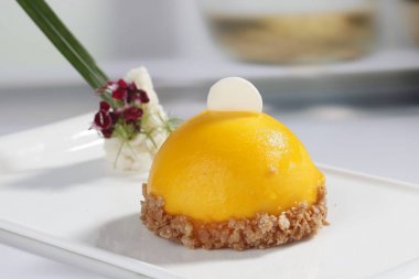 Mango Hindistan cevizli kek beyaz plaka üzerinde 