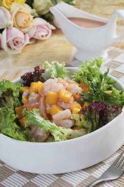 Plaka closeup bölümüyle masada karides salatası